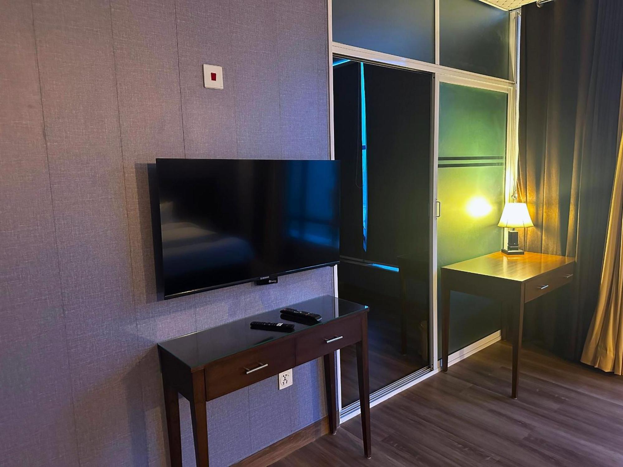 Luxury Apartment In Dha Phase 8, Near Allama Iqbal International Airport Лахор Екстер'єр фото