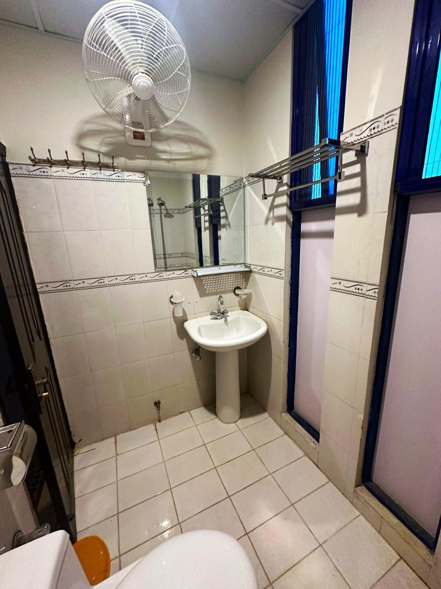 Luxury Apartment In Dha Phase 8, Near Allama Iqbal International Airport Лахор Екстер'єр фото