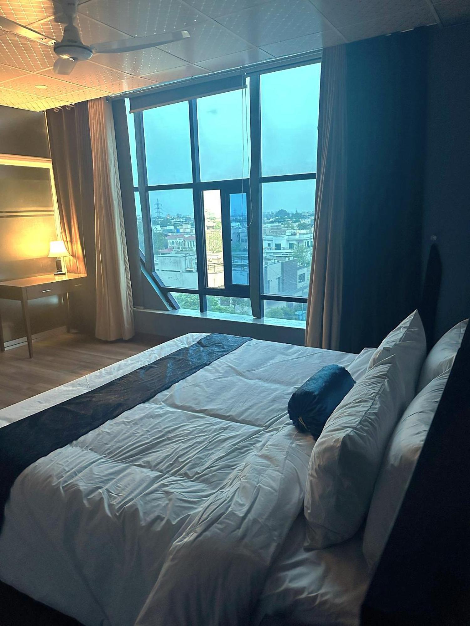 Luxury Apartment In Dha Phase 8, Near Allama Iqbal International Airport Лахор Екстер'єр фото